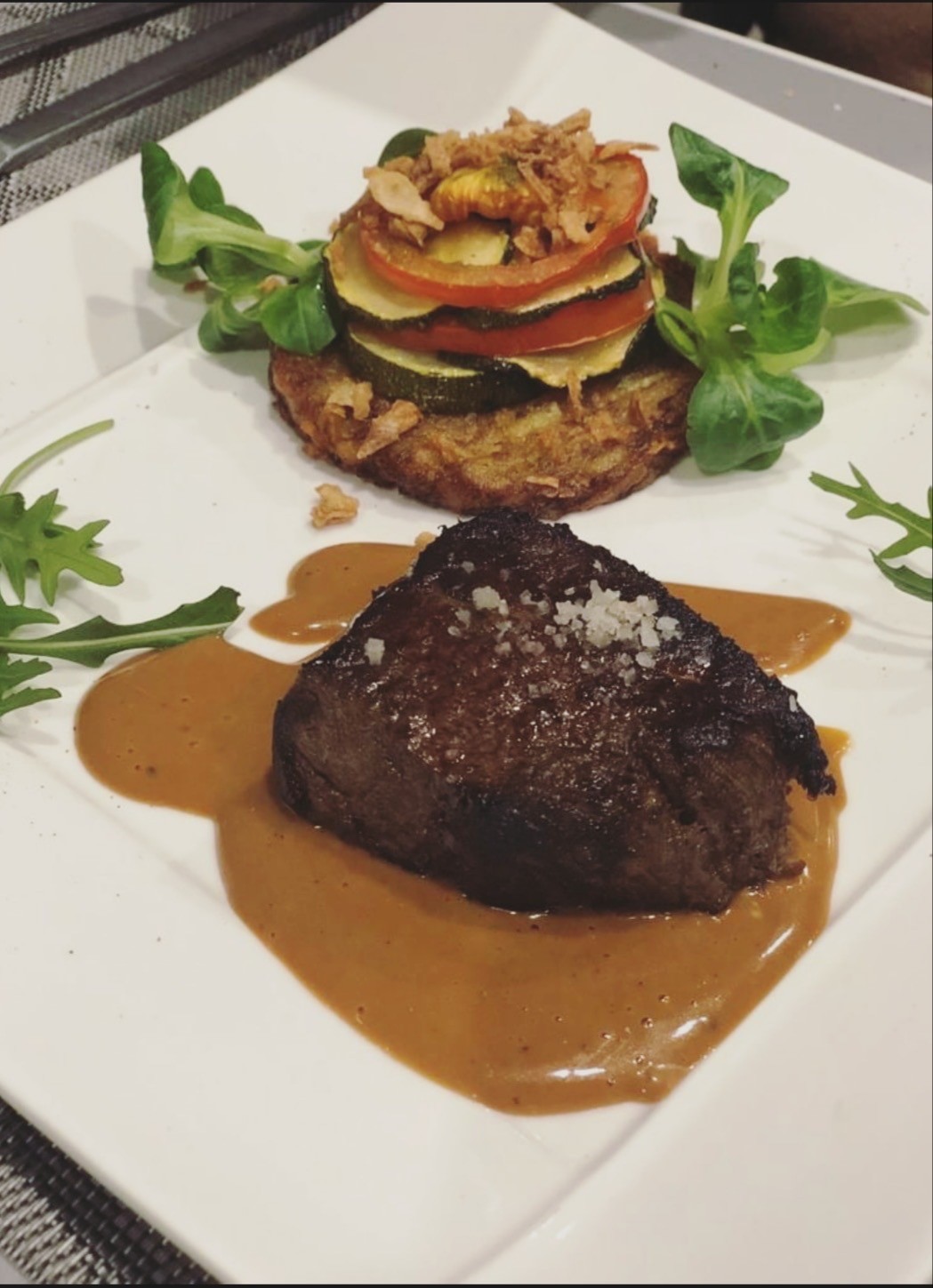 Pavé de Bœuf & millefeuille Croustillant de Légumes